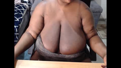 Snapshot of mency1980 chatting on 5, 12, 2025 bigboobsass online show from 5, 12, 2025