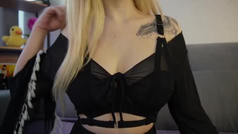 Snapshot of meow_rinnie chatting on 18, 2, 2025 My links --- online show from 18, 2, 2025