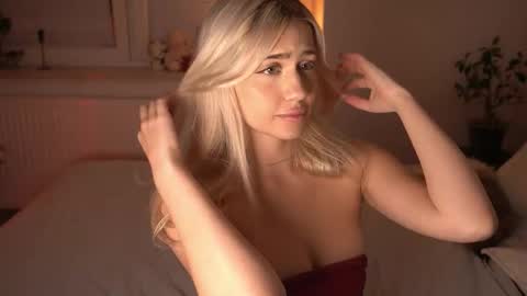 Lara OFFLINE  online show from 18, 12, 2025