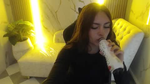 Mia  online show from 15, 10, 2025