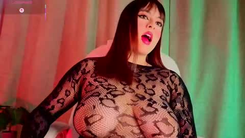 Snapshot of mia_bonneett chatting on 5, 10, 2025 online show from 5, 10, 2025