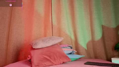 Snapshot of mia_bonneett chatting on 17, 10, 2025 online show from 17, 10, 2025