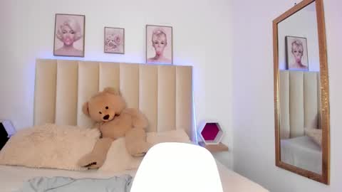 Snapshot of mia_corner chatting on 17, 10, 2025 mia_corner online show from 17, 10, 2025