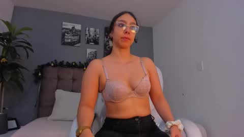 Snapshot of mia_honey23 chatting on 5, 12, 2025 mia_honey23 online show from 5, 12, 2025
