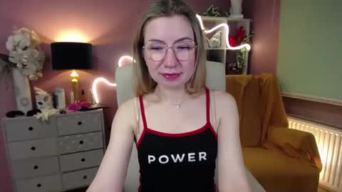 Snapshot of mia_luxx92 chatting on 17, 12, 2024 Mia online show from 17, 12, 2024