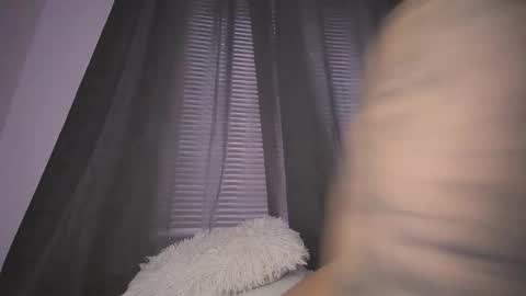 mia independent model online show from 28, 11, 2025