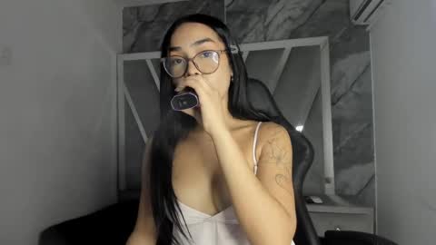 mia_petiteht online show from 27, 5, 2026