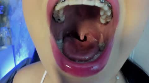 Mia Roux online show from 4, 11, 2025