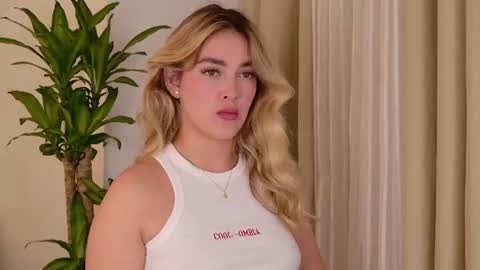 Snapshot of mia_white11 chatting on 10, 7, 2026 Mia White online show from 10, 7, 2026