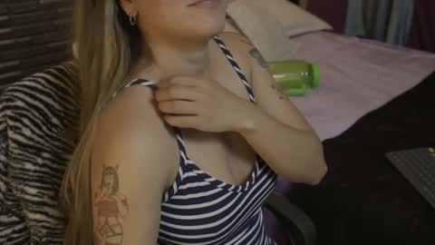 Snapshot of miadimota chatting on 27, 1, 2025 Mia online show from 27, 1, 2025