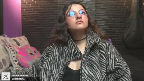 Snapshot of miadimota chatting on 1, 11, 2025 Mia online show from 1, 11, 2025