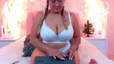 Snapshot of mialaurents chatting on 14, 12, 2025 Mia online show from 14, 12, 2025