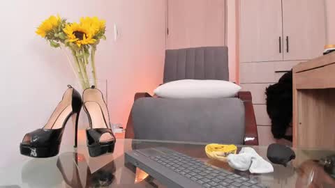 Mia Lenox online show from 16, 5, 2026