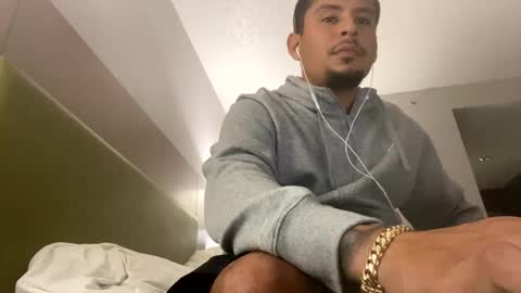 Snapshot of miamiclos1 chatting on 5, 1, 2025 miamiclos1 online show from 5, 1, 2025