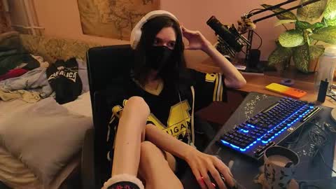 Snapshot of miaowhowl chatting on 27, 10, 2025 Kristien online show from 27, 10, 2025