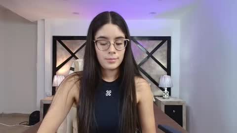 Snapshot of miasilverr chatting on 8, 11, 2025 Mia online show from 8, 11, 2025