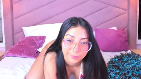 Snapshot of miaweiss chatting on 4, 12, 2025 MiaWeiss online show from 4, 12, 2025