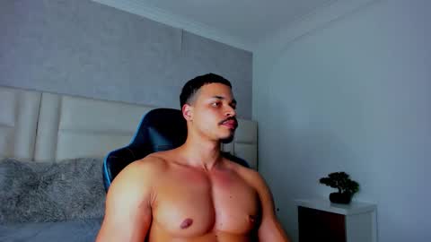 Snapshot of michael_reinolds chatting on 29, 11, 2025 Michael online show from 29, 11, 2025