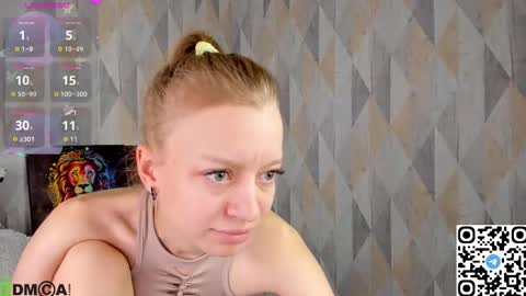 Snapshot of michelle_blond chatting on 11, 10, 2025 michelle_blond online show from 11, 10, 2025