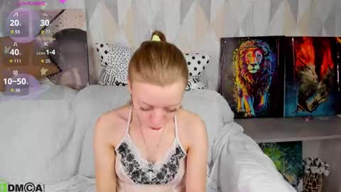 Snapshot of michelle_blond chatting on 12, 10, 2025 michelle_blond online show from 12, 10, 2025