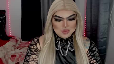 Snapshot of michellevixen921 chatting on 17, 12, 2025 Michelle online show from 17, 12, 2025