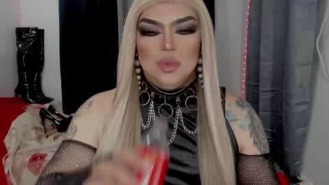 Snapshot of michellevixen921 chatting on 17, 12, 2025 Michelle online show from 17, 12, 2025