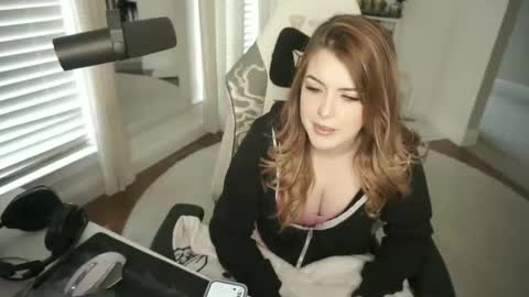 Snapshot of mickaelawest chatting on 22, 12, 2025 Mickaela West online show from 22, 12, 2025