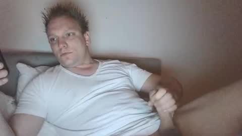 Snapshot of mickkxl chatting on 30, 12, 2024 mickkxl online show from 30, 12, 2024