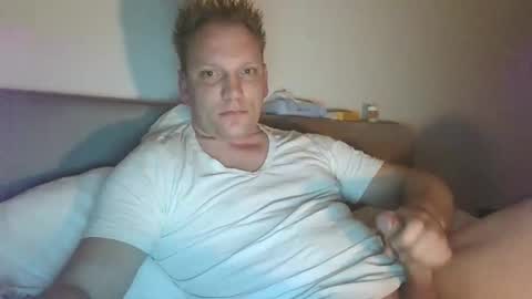 Snapshot of mickkxl chatting on 15, 1, 2025 mickkxl online show from 15, 1, 2025