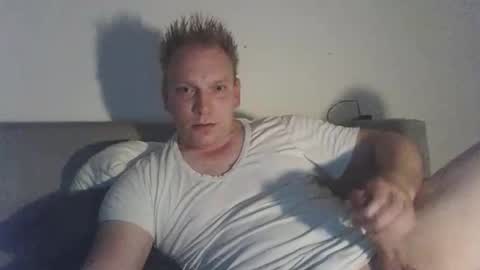 Snapshot of mickkxl chatting on 17, 11, 2025 mickkxl online show from 17, 11, 2025