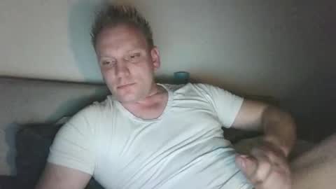 Snapshot of mickkxl chatting on 18, 12, 2025 mickkxl online show from 18, 12, 2025