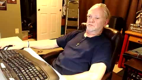 Snapshot of midwestdad09 chatting on 12, 10, 2025 midwestdad09 online show from 12, 10, 2025