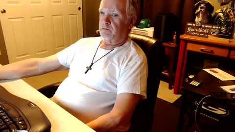 Snapshot of midwestdad09 chatting on 13, 10, 2025 midwestdad09 online show from 13, 10, 2025