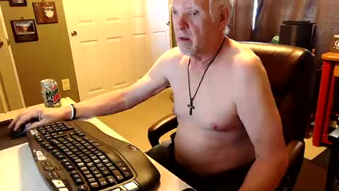 Snapshot of midwestdad09 chatting on 16, 10, 2025 midwestdad09 online show from 16, 10, 2025