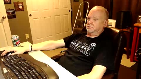 Snapshot of midwestdad09 chatting on 27, 10, 2025 midwestdad09 online show from 27, 10, 2025