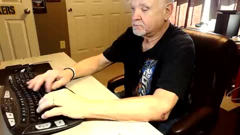 Snapshot of midwestdad09 chatting on 5, 11, 2025 midwestdad09 online show from 5, 11, 2025