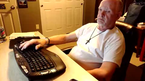 Snapshot of midwestdad09 chatting on 7, 11, 2025 midwestdad09 online show from 7, 11, 2025