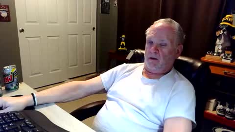 Snapshot of midwestdad09 chatting on 15, 12, 2025 midwestdad09 online show from 15, 12, 2025