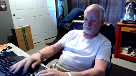 Snapshot of midwestdad09 chatting on 4, 7, 2026 midwestdad09 online show from 4, 7, 2026