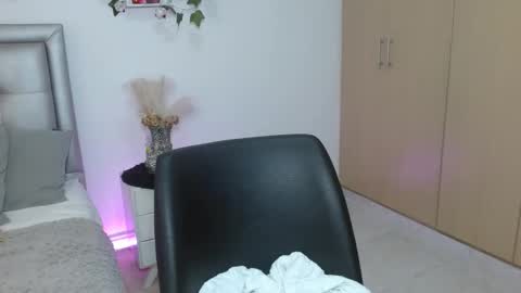 miiaa_k online show from 15, 5, 2026