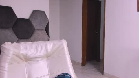 Mikaela blondie bigass online show from 18, 4, 2026