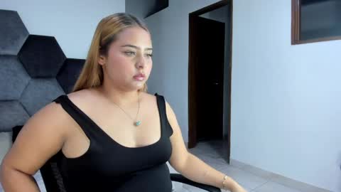 Snapshot of mikaelastonne chatting on 19, 4, 2026 Mikaela blondie bigass online show from 19, 4, 2026