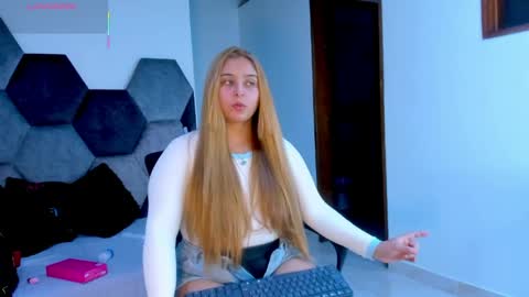 Snapshot of mikaelastonne chatting on 21, 5, 2026 Mikaela blondie bigass online show from 21, 5, 2026