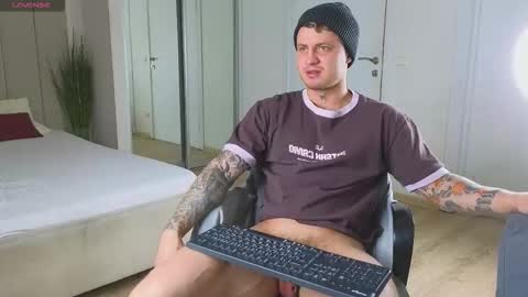 Snapshot of mike___magic chatting on 14, 12, 2025 Mike Magic online show from 14, 12, 2025