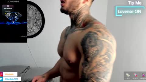 Snapshot of mike_belle chatting on 15, 12, 2025 Mike Belle online show from 15, 12, 2025