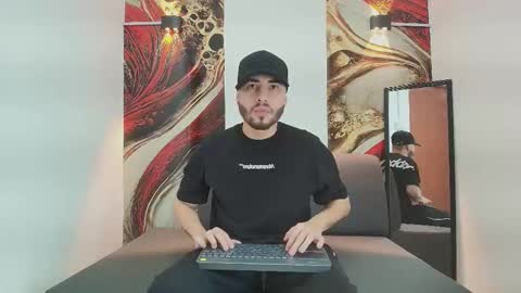 Snapshot of mike_kurtt chatting on 17, 12, 2025 MIKE online show from 17, 12, 2025