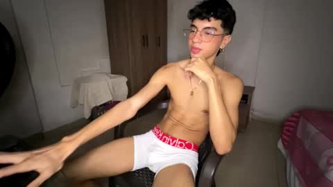 Snapshot of mike_pineapple chatting on 28, 10, 2025 Mike Pineapple online show from 28, 10, 2025