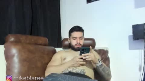 Snapshot of mikeblaree chatting on 15, 11, 2025 mikeblaree online show from 15, 11, 2025