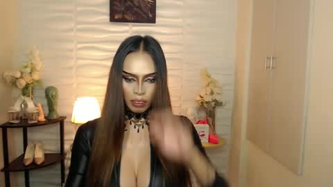 Snapshot of mikeyalawi03 chatting on 23, 12, 2024 Mistress MikeyAlawi online show from 23, 12, 2024