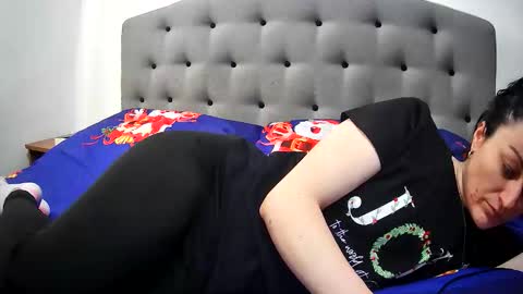 Snapshot of mikyloveu chatting on 6, 4, 2026 Mikyloveu online show from 6, 4, 2026